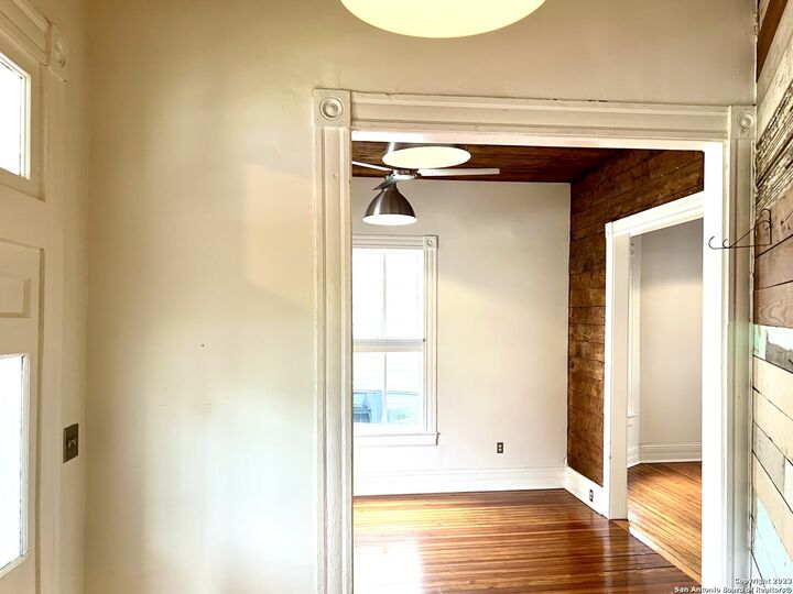Property Photo: 902 N Pine St TX 78202