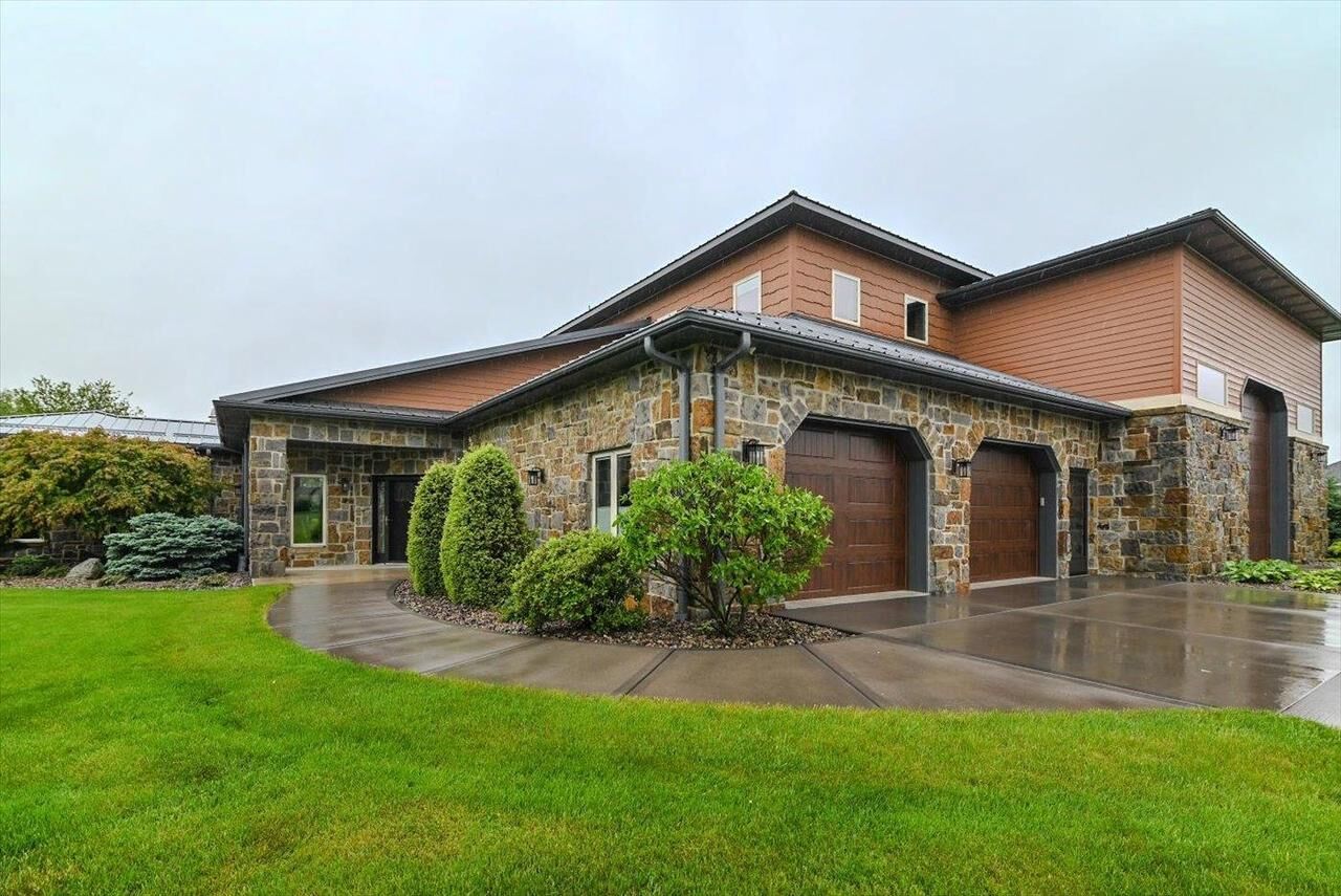 Property Photo:  1081 Eagle Court  WI 53534 