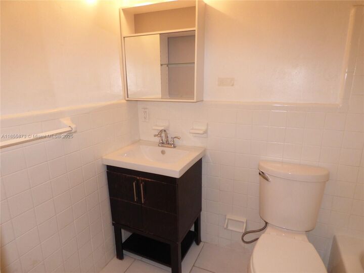 Property Photo:  417 NE 17th Ave 5  FL 33301 