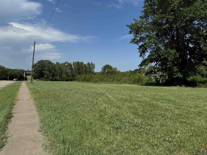 Property Photo:  802 SE 17th St  KS 66607 