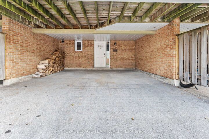 Property Photo: 1120 Chimney Hill Way ON K1J 8Z6