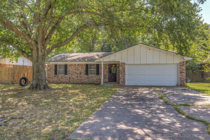 Property Photo: 1005 SW 3rd Street OK 74467
