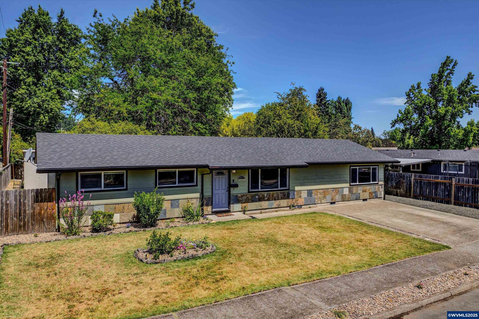 Property Photo: 1119 NW Maple Av OR 97330