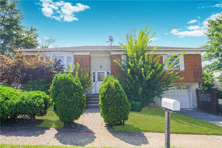 Property Photo:  306 Todt Hill Road  NY 10314 