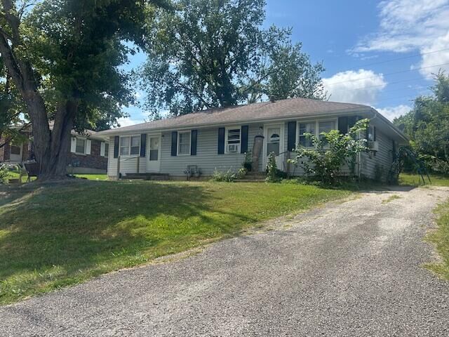 Property Photo: 911 Castlewood Ave MO 65251