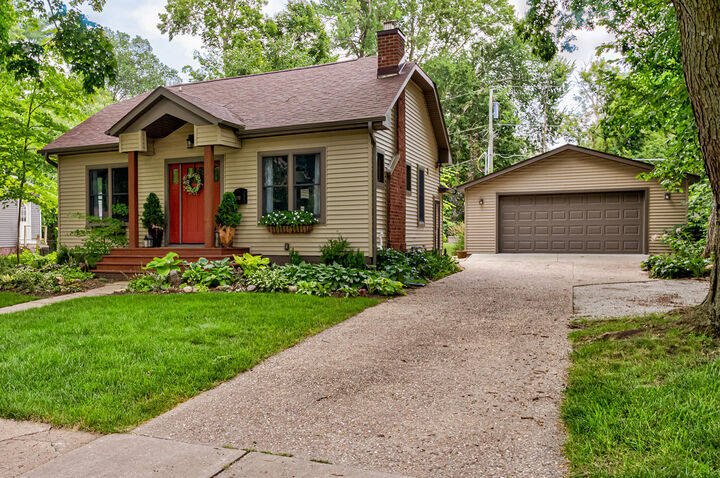 Property Photo: 2132 Hughes Avenue IA 50014