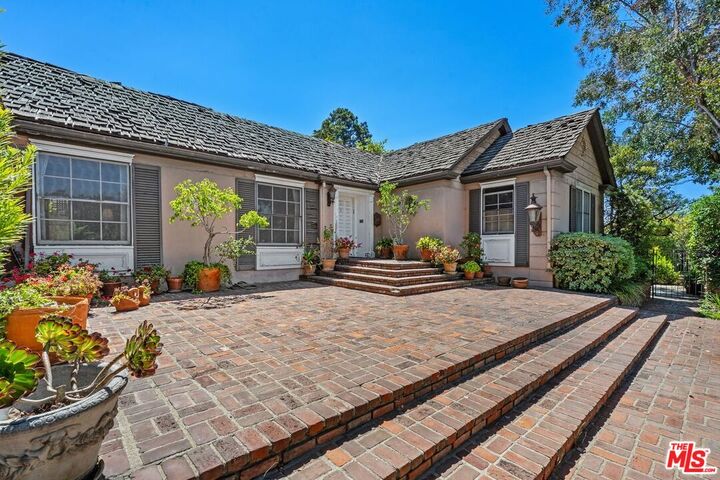 Property Photo: 11450 Ayrshire Rd CA 90049