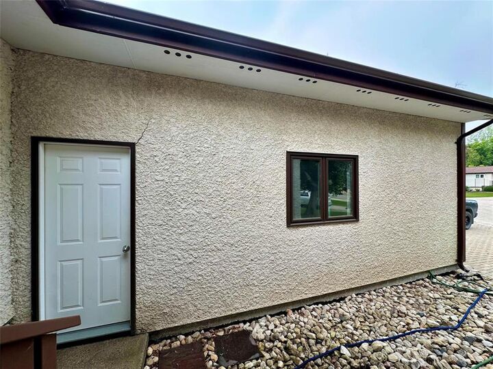 Property Photo: 9 Frechette Place MB R9A 1T3