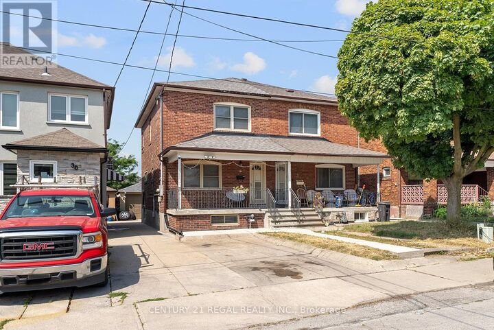 Photo de la propriété: 32 Chamberlain Avenue ON M6E 4J8