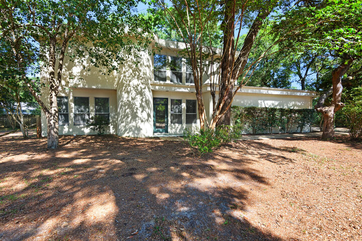 Property Photo: 905 Woodbriar Court FL 32547