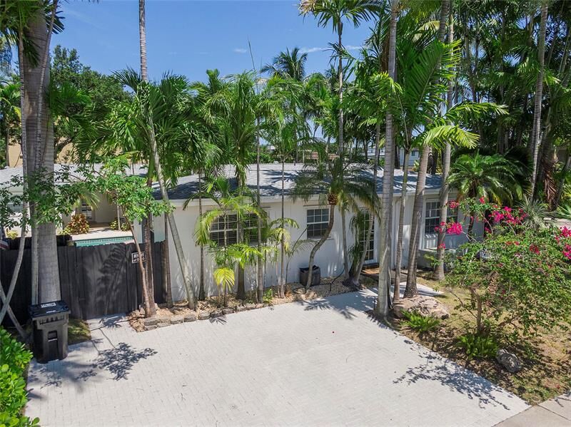 Property Photo:  1400 NE 4th Ct 1  FL 33301 