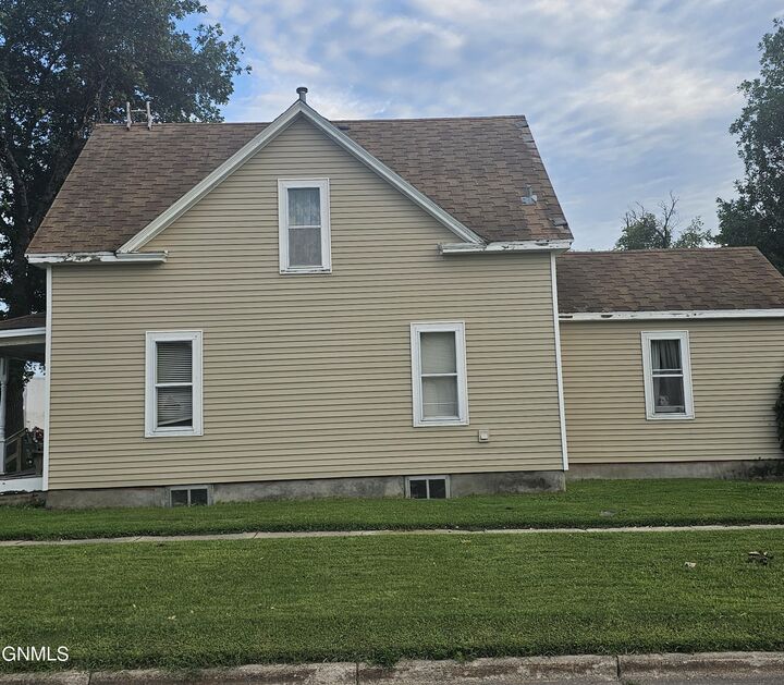 Property Photo: 223 6th Avenue NE ND 58401