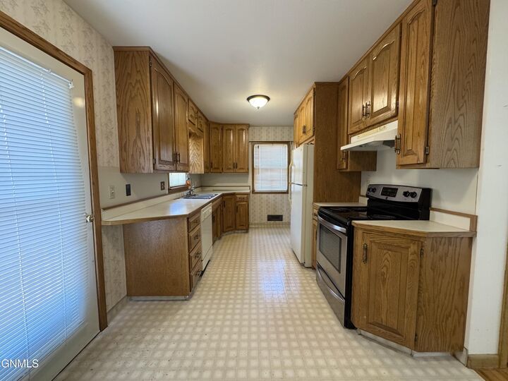 Property Photo:  1417 N 15th Street  ND 58501 