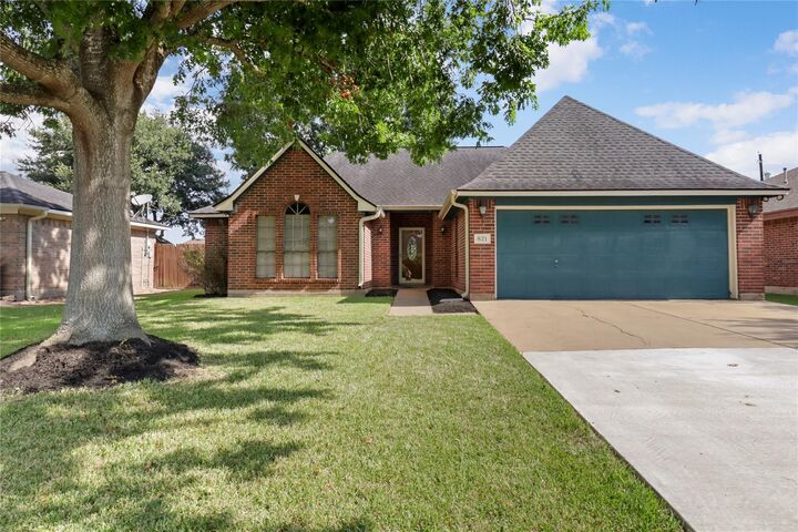 Property Photo: 821 Manor Drive TX 77515