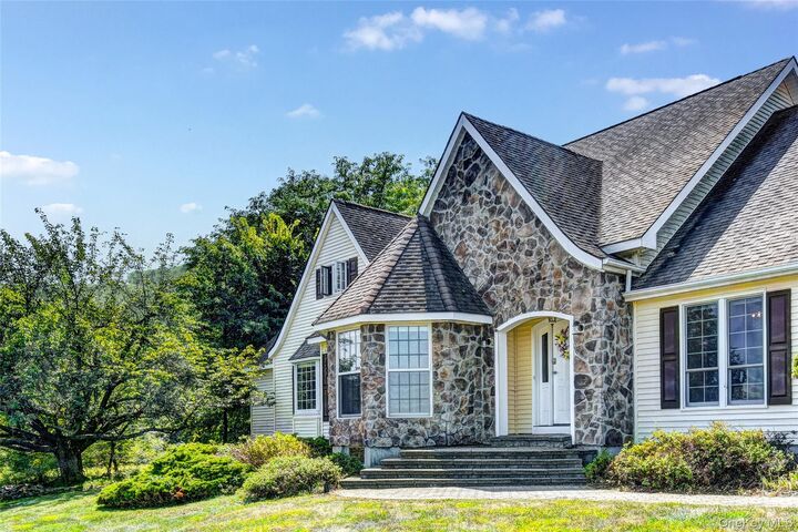 Property Photo:  3 Lake View Drive  NY 10924 
