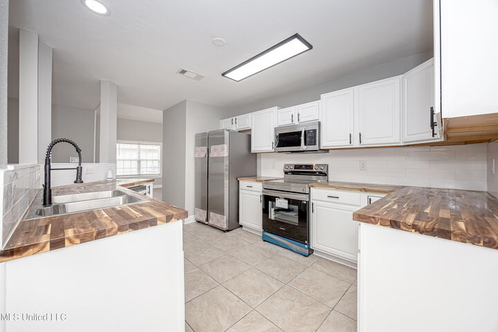 Property Photo:  345 Bowen Street  MS 39530 