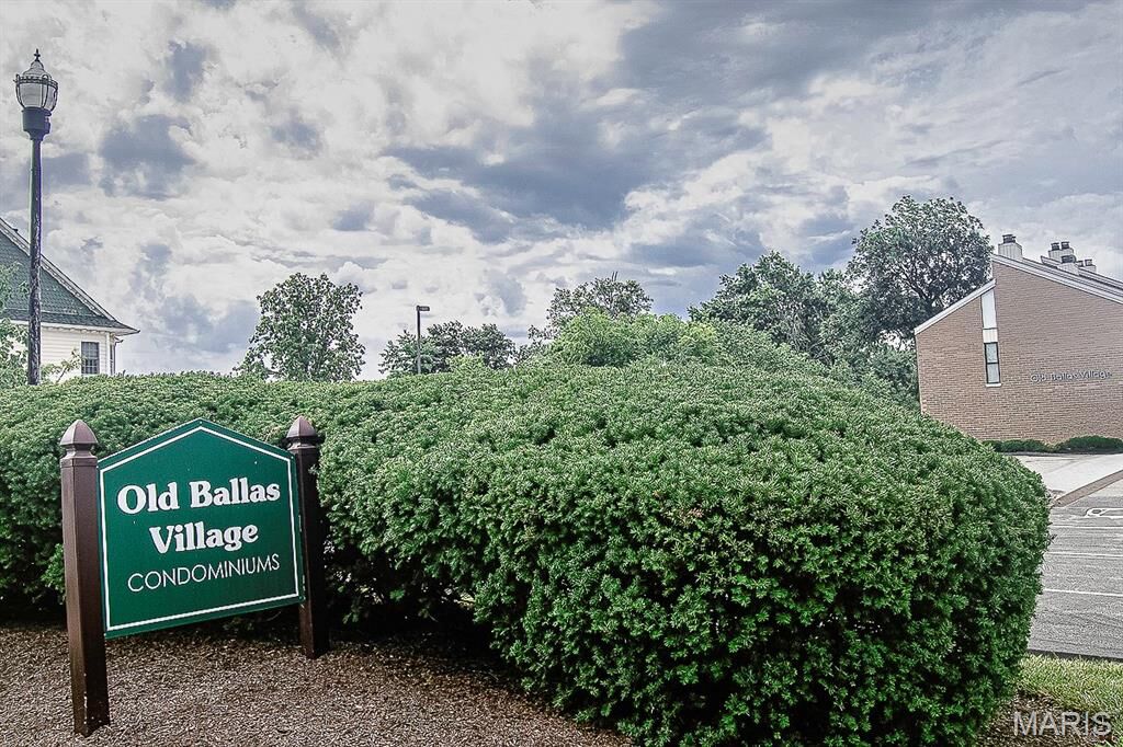 Property Photo: 648 Coeur De Royale Drive B MO 63141