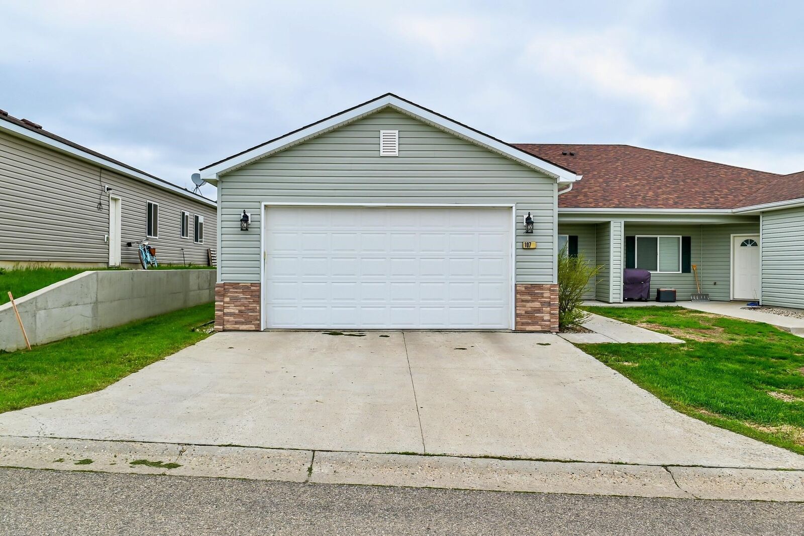 Property Photo:  109 Hilltop Way John Rian Addition  ND 58784 