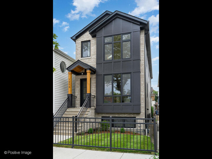 1916 N Hermitage Avenue  Chicago IL 60622 photo