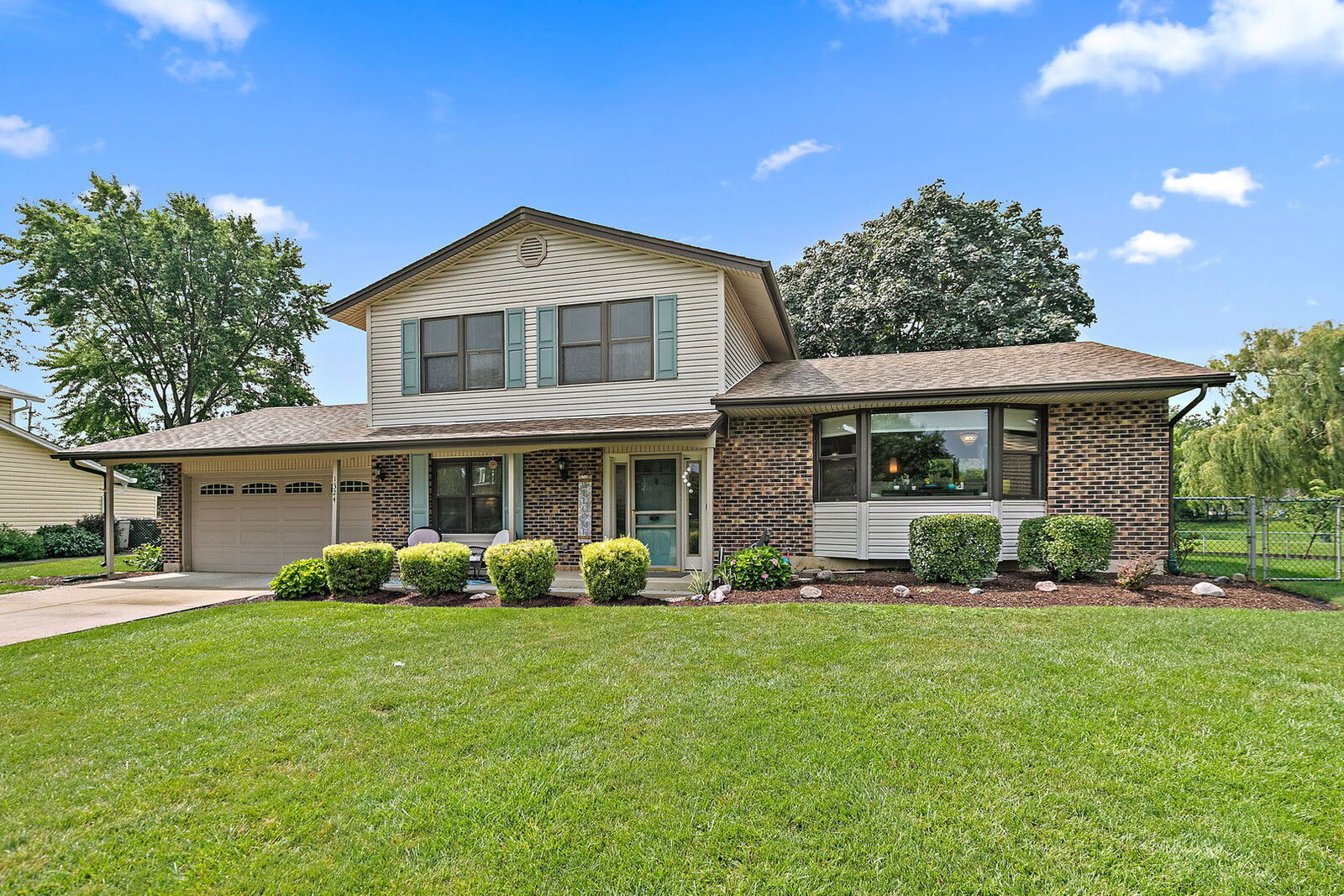 Property Photo:  1324 Parker Place  IL 60007 