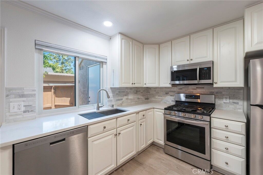 Property Photo:  23 Alderwood 5  CA 92604 