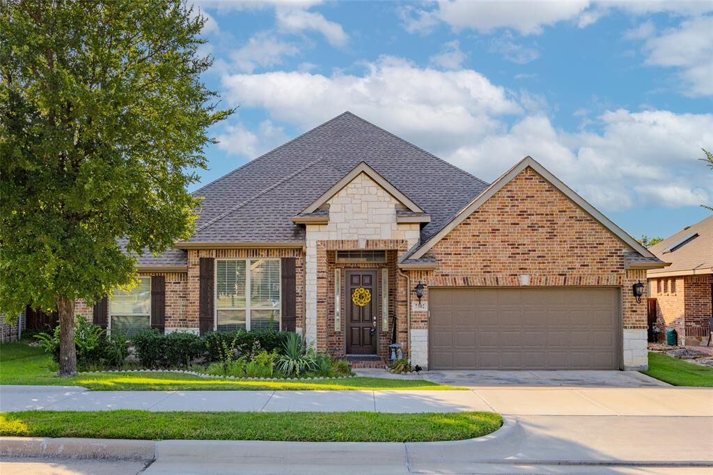 Property Photo: 7302 Chittamwood Court TX 76208