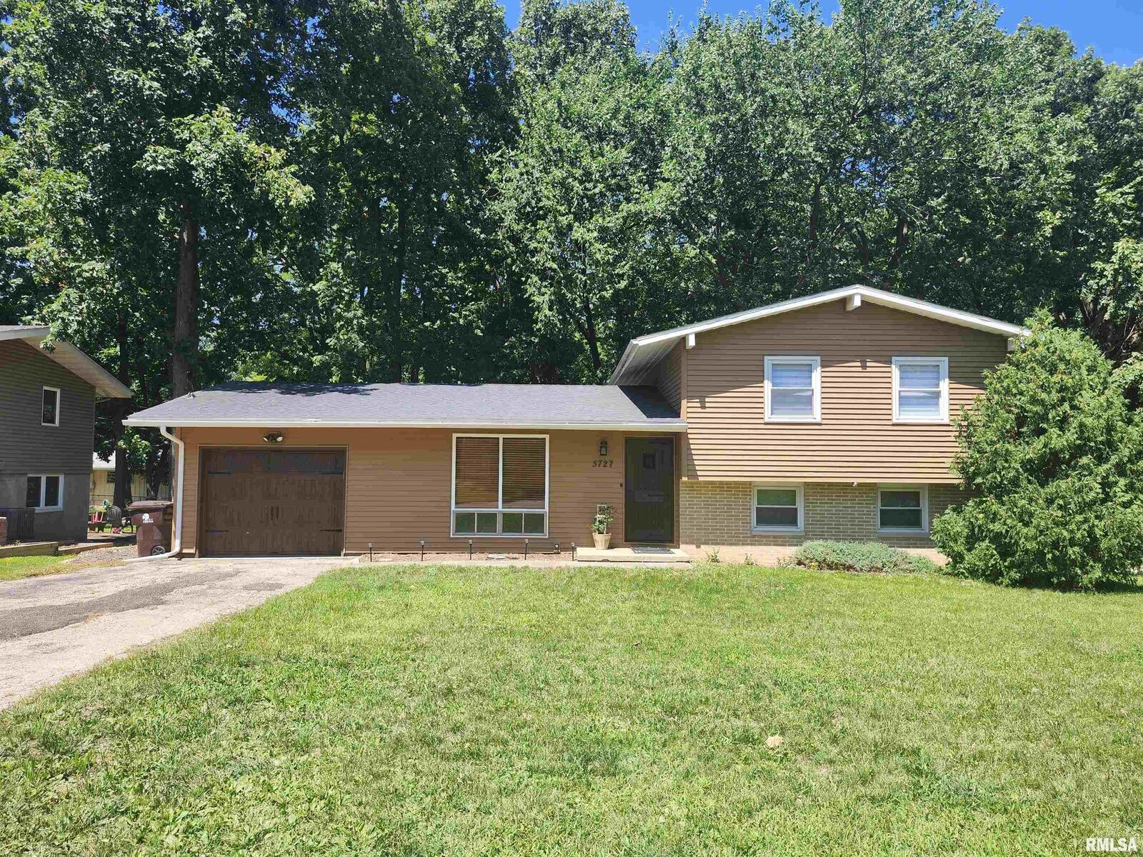 Property Photo:  5727 N Monterey Court  IL 61614 