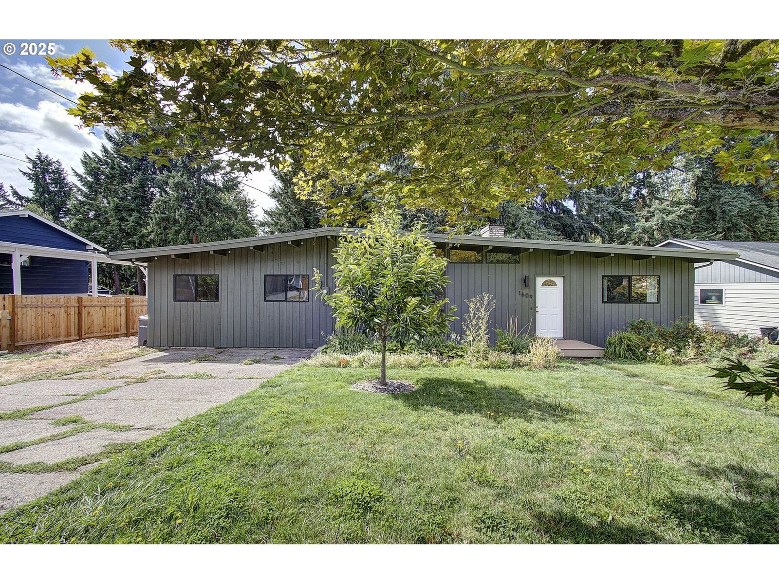 Property Photo:  1609 NE 65th St  WA 98665 