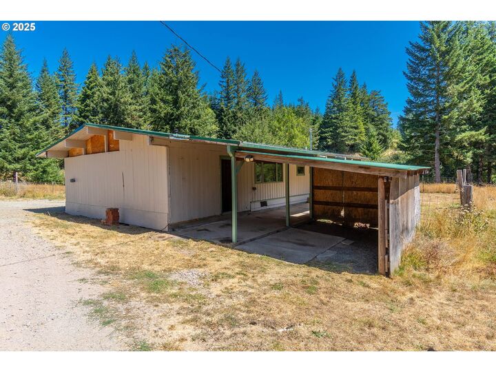 Property Photo: 92308 Ward Creek Ln OR 97458