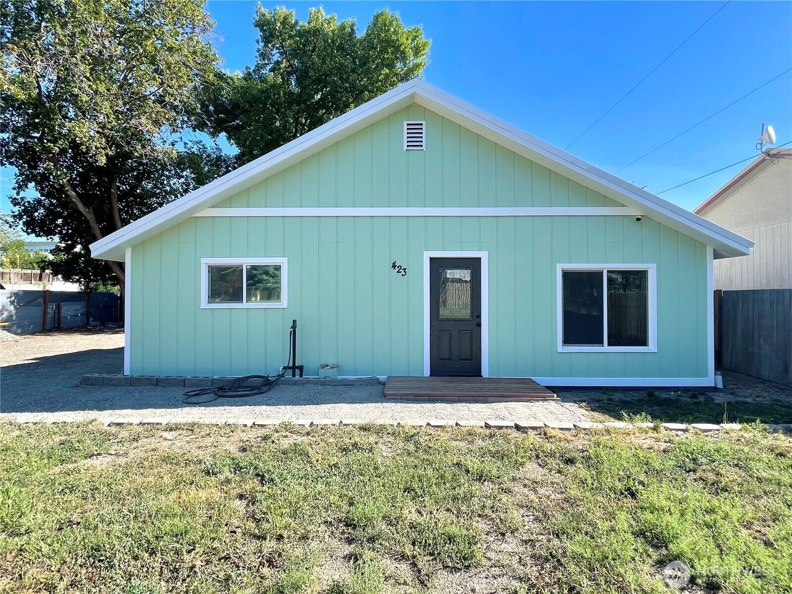 Property Photo:  423  3rd Avenue W  WA 98841 