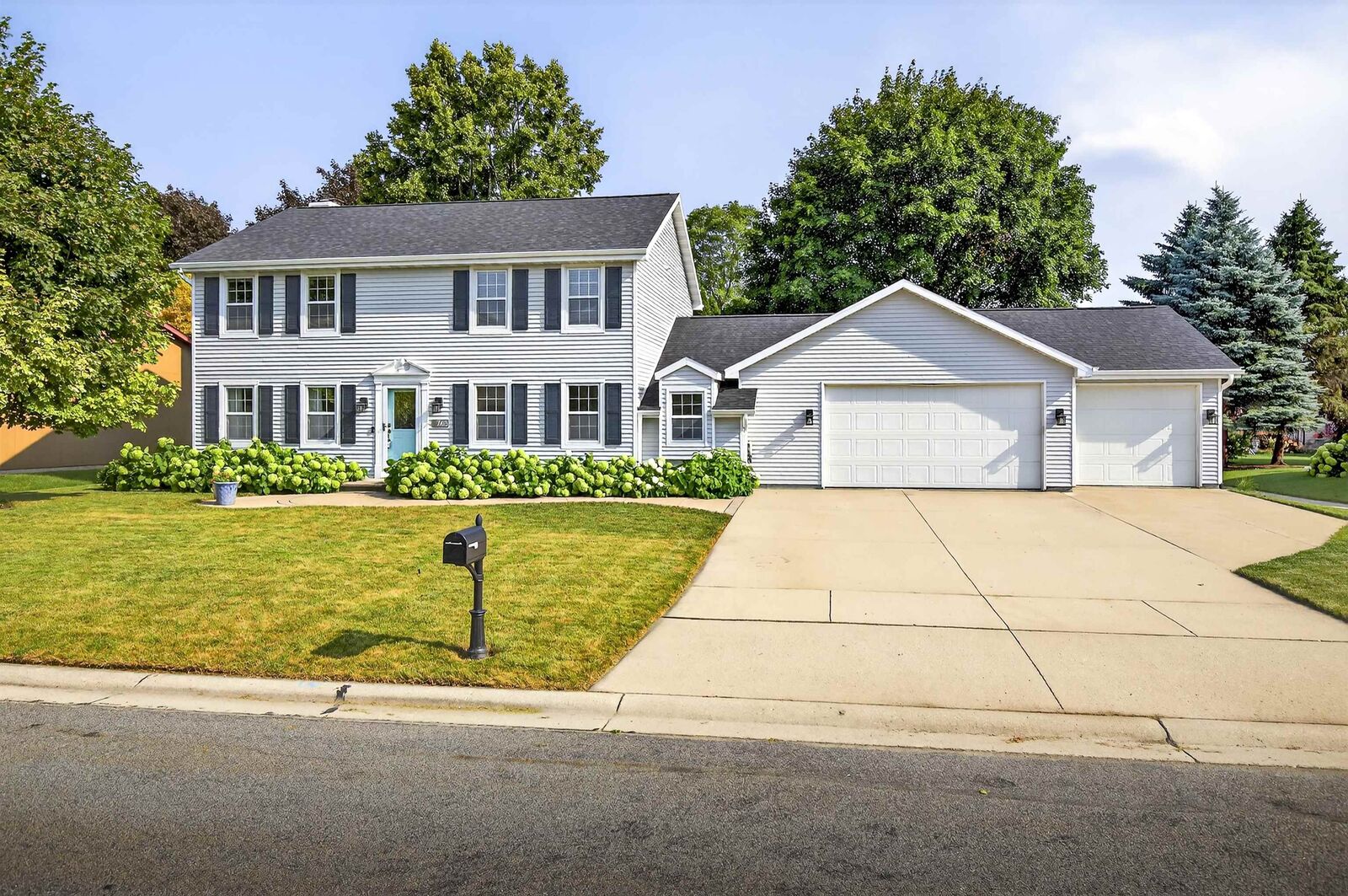 Property Photo:  745 Yorkshire Road  WI 54956-4929 