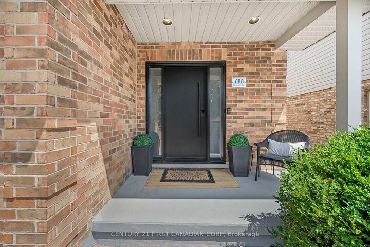 Photo de la propriété: 688 Clearwater Crescent ON N5X 4J7