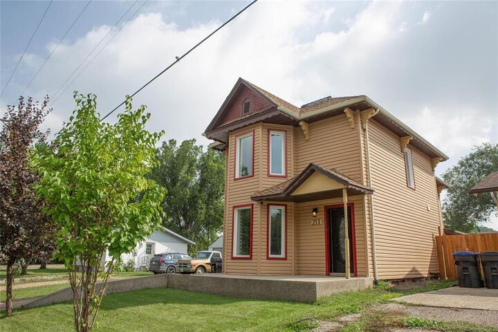 Property Photo:  213 Dickson Street South  MB R0K 2C0 