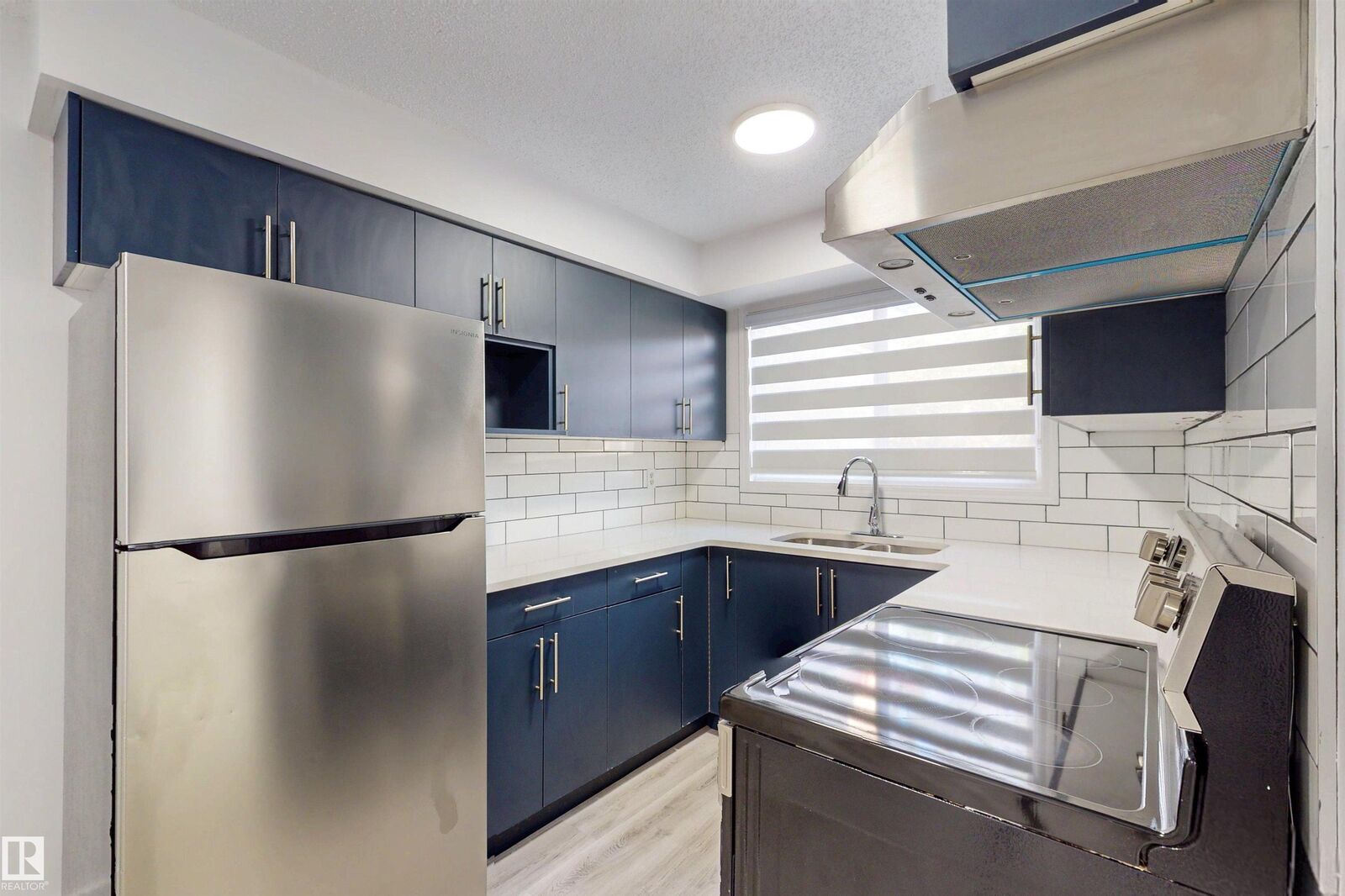 Photo de la propriété: 942 Lakewood Road NW AB T6K 3X1