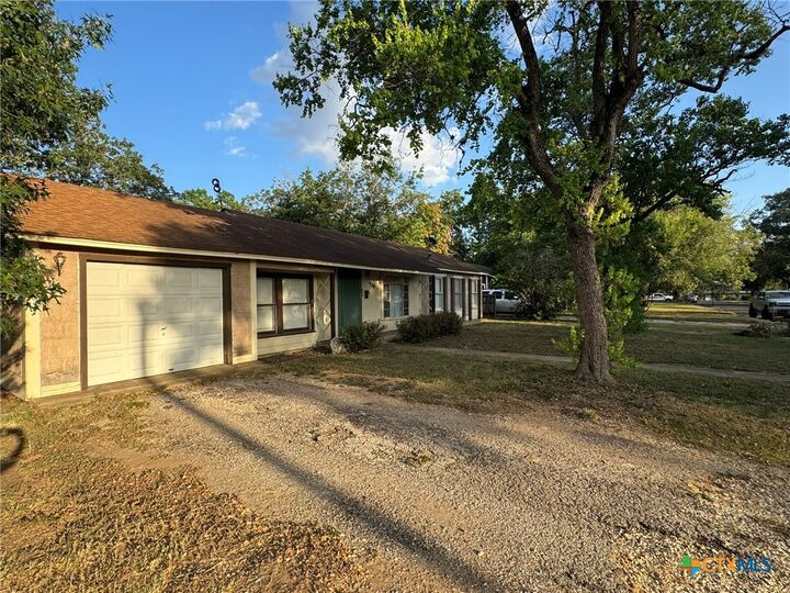 Property Photo:  