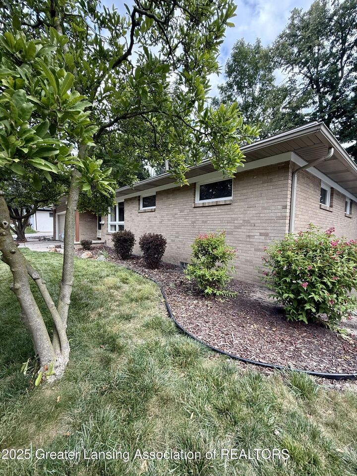 Property Photo:  2817 Woodview Drive  MI 48911 