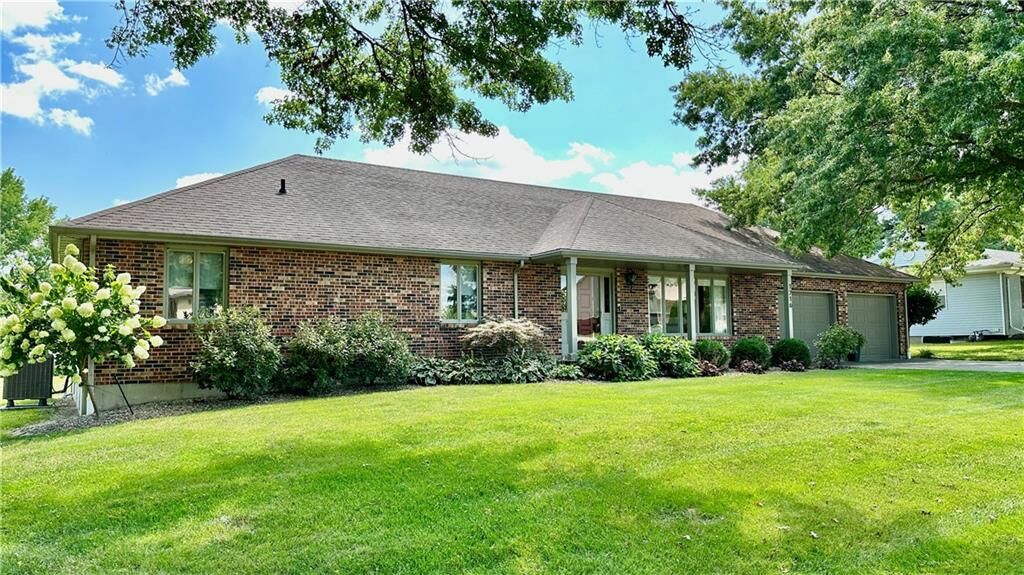 Property Photo: 1716 Hillcrest Drive MO 64683
