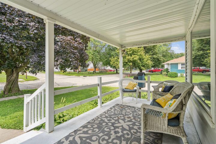 Property Photo:  829 2nd Ave NE  IA 50662 