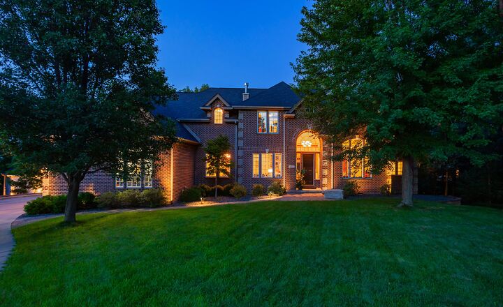 Property Photo:  605 Oakwood Place  IA 50226 
