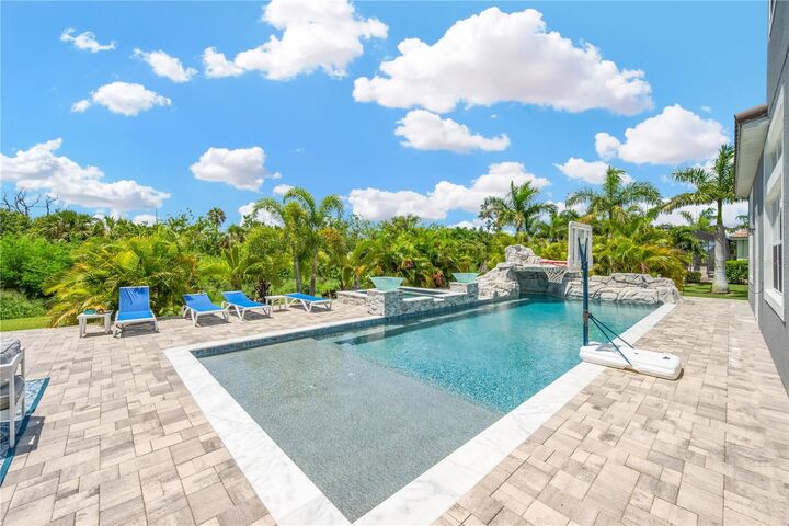 Property Photo:  832 Manns Harbor Drive  FL 33572
