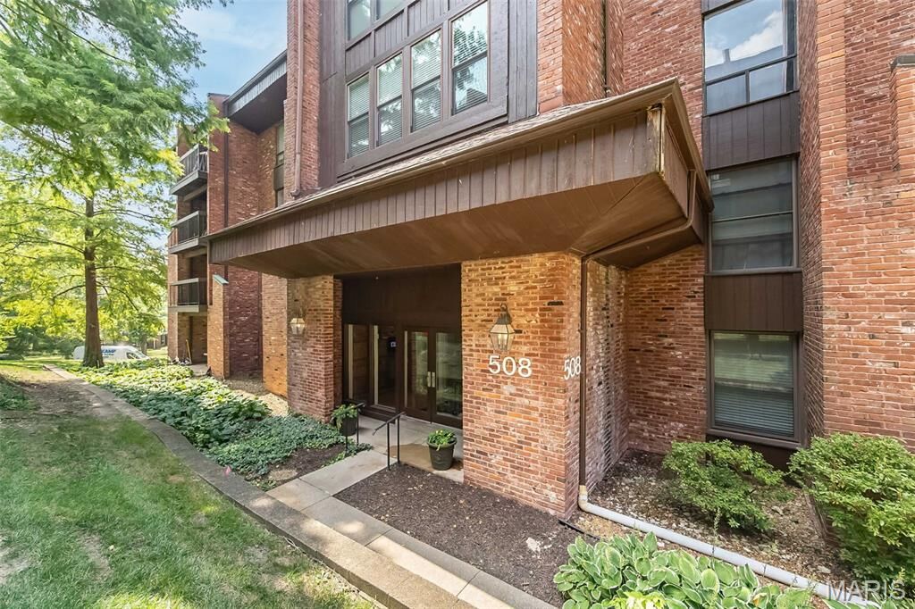 Property Photo: 508 Coeur De Royale Drive 203 MO 63141