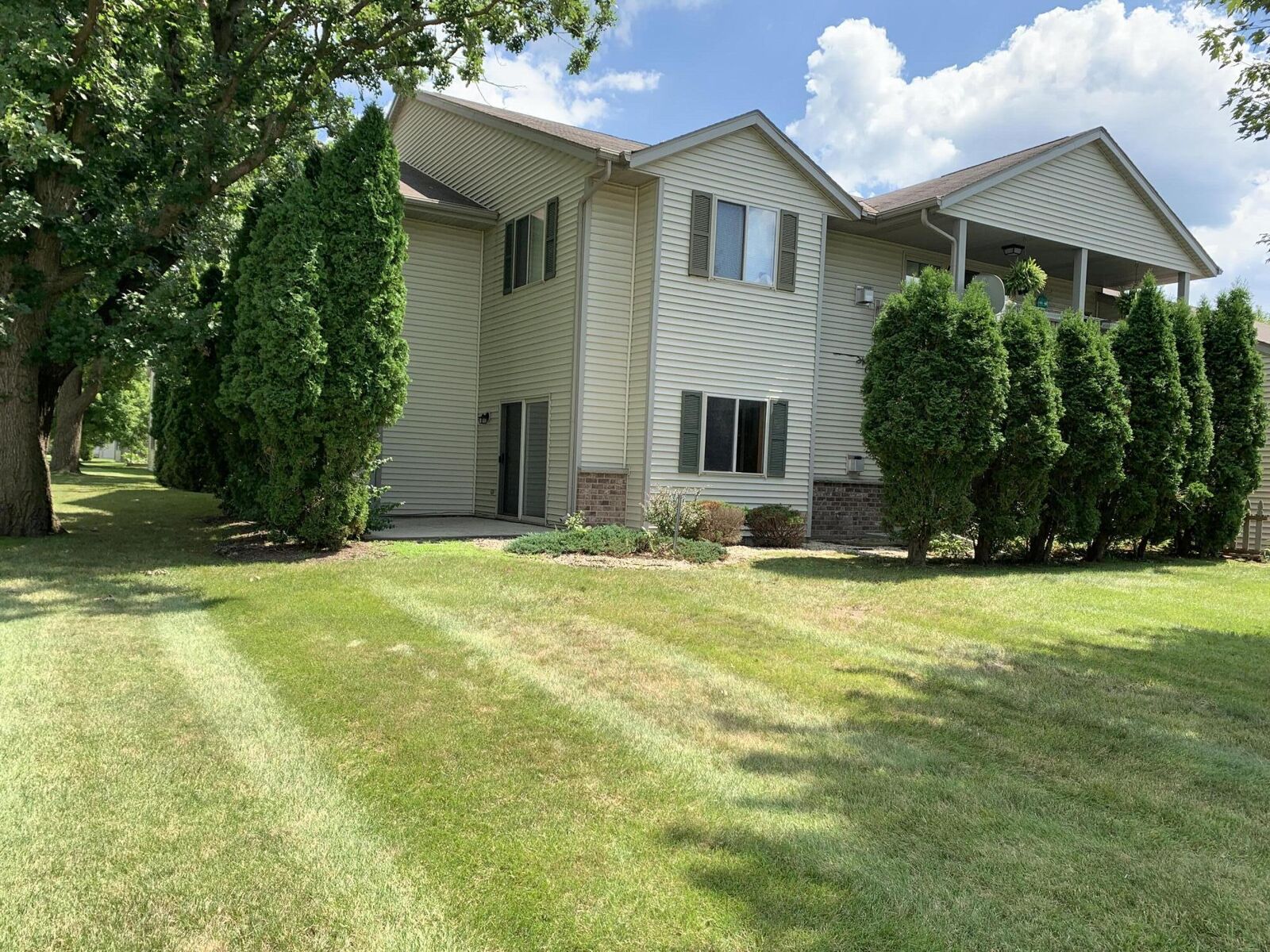 Property Photo: 976 Roseland Dr 2 WI 53040