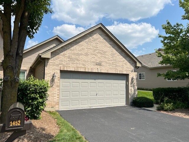Property Photo:  1452 Mackenzie Lane  IL 60120 