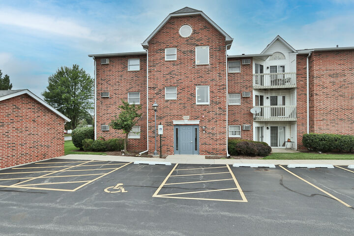 1330 Cunat Court 1B  Lake In the Hills IL 60156 photo
