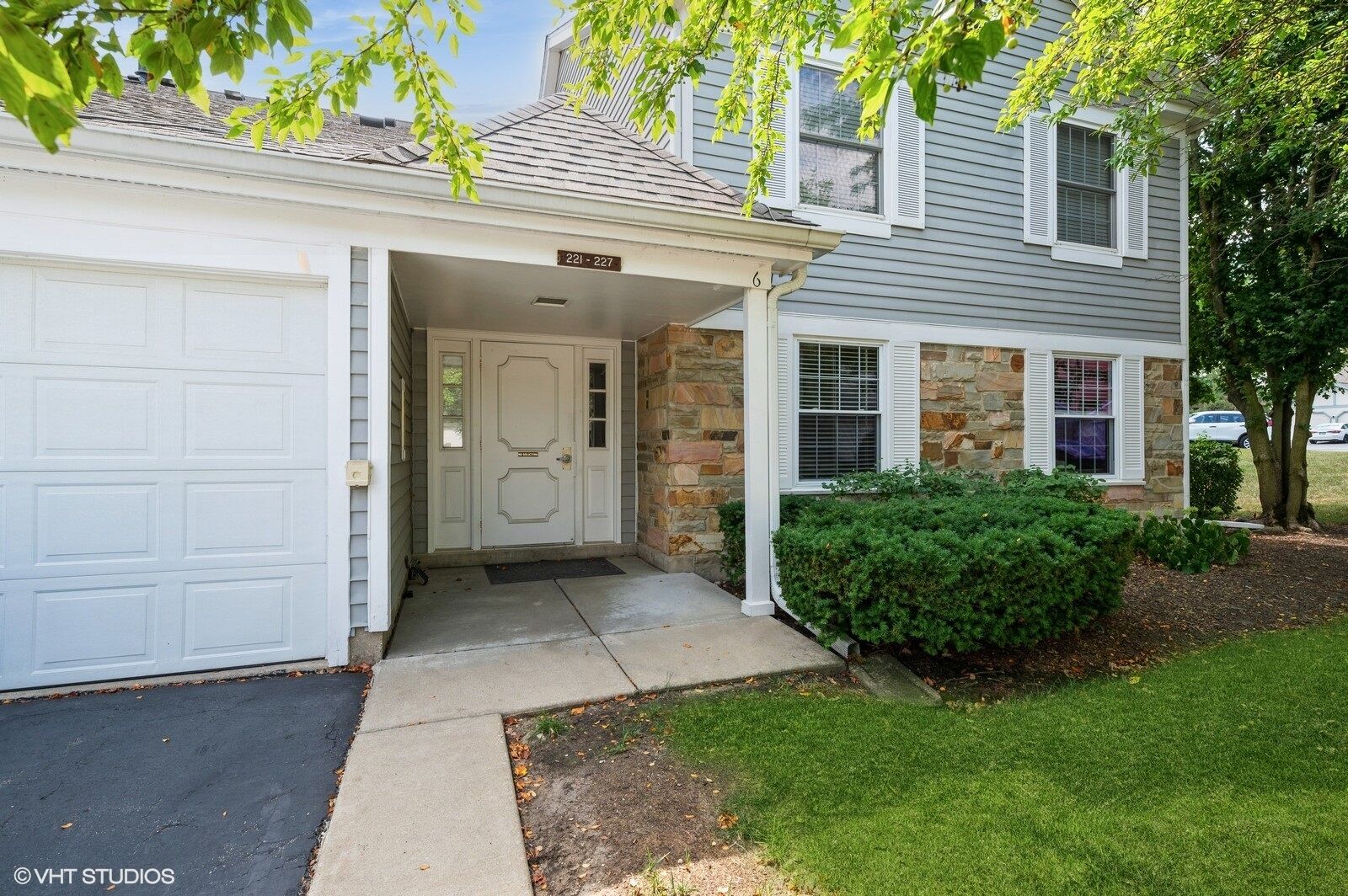 Property Photo: 221 Thornapple Court IL 60089