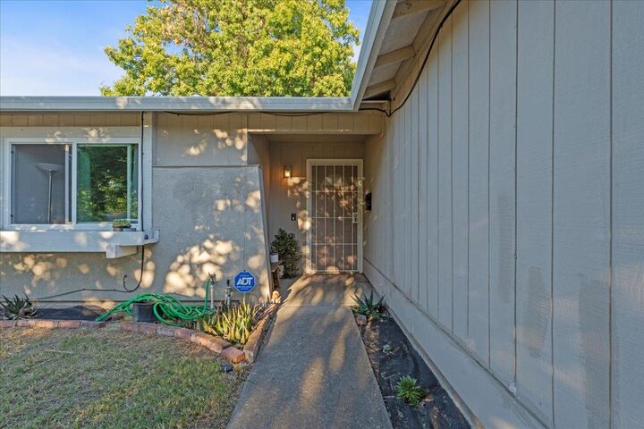 Property Photo: 7817 Charmette Way CA 95823