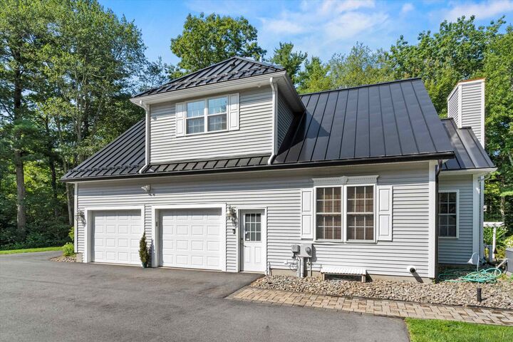Property Photo:  6 Kashmir Drive  NH 03079 