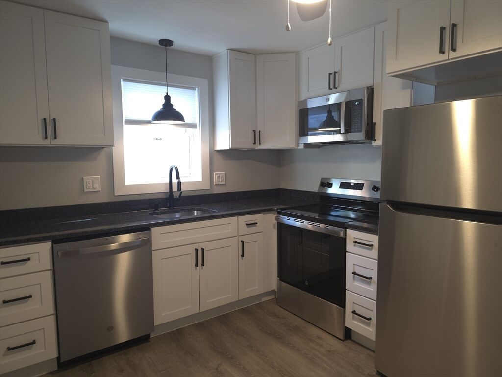 Property Photo: 12 Hunnewell Rd 1R MA 01606