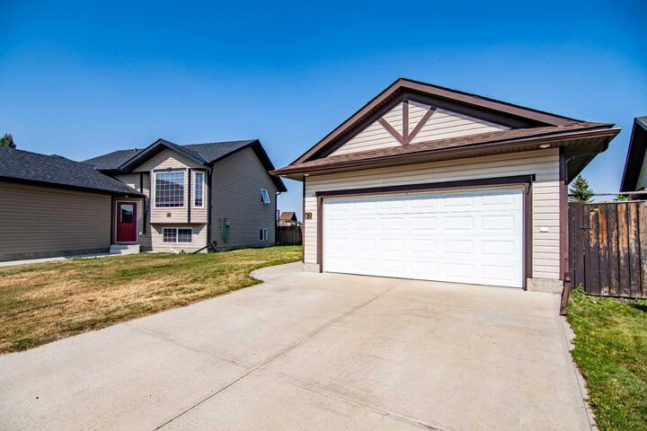 Property Photo:  61 Mann Drive  AB T0M 1R0 