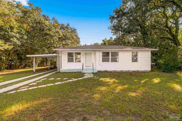 Property Photo:  108 Lakewood Rd  FL 32507 